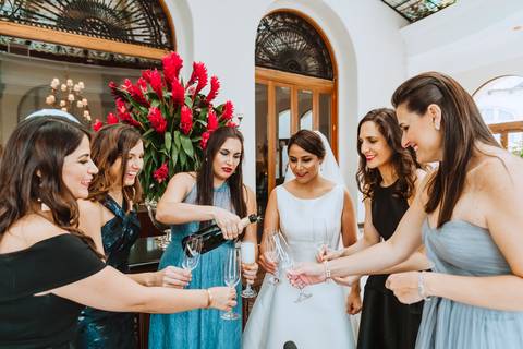 novia y amigas brindis alegria amistad fotogfrafa de bodas en peru bodas peruanas novios hotel country lima salud '