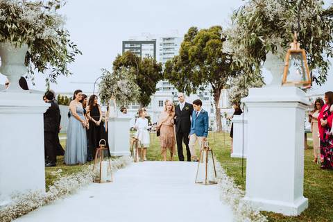 entrada de novio a la ceremonia de boda peruana junto a la familia hijos alegria '