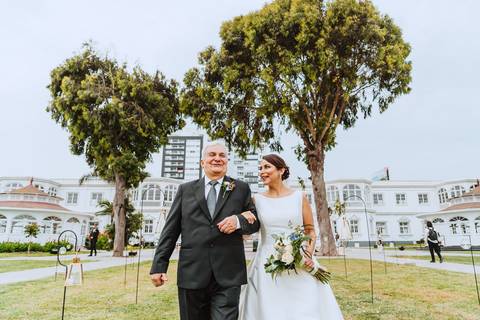 entrada de la novia con su papa felices alegres sonrientes bodas peruanas fotografa de bodas en peru bodas al aire libre '