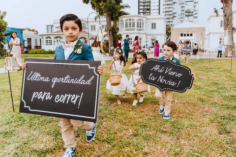 niños con cartel ingresando al altar ceremonia peruana bodas peruanas fotografa de bodas en peru momentos chicos '