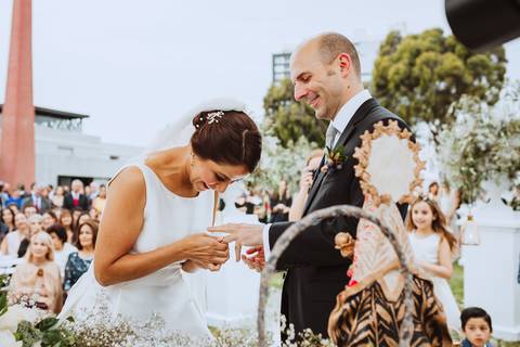 bodas al aire libre en puericultorio de lima novia pone anillo a novio sonrisas ceremonias wedding '