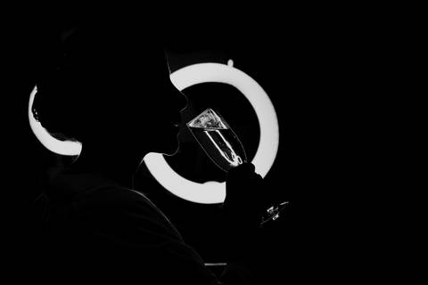 alejandra ramos fotografia contraluz de novia con copa bodas peruanas peru bodas momentos unicos previa de la novia preparativos wedding getting ready estilo'