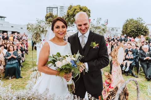 novios esposos felices sonrientes en boda al aire libre en puericultorio de lima fotografa de bodas en peru si acepto novios con estilo '