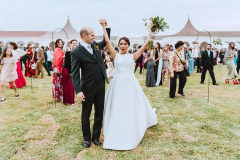 felicidad alegria celebracion lo hicimos bodas felices ceremonia al aire libre en puericultorio de lima fotografa de bodas en lima esposos novios con estilo novio catalan recien casados'