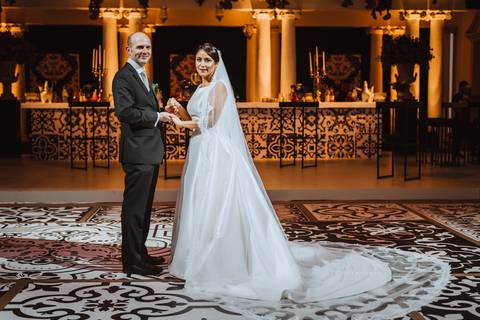 sesion de novios recien casados de esposos en salon de puericultorio de lima fotografa de bodas en lima '
