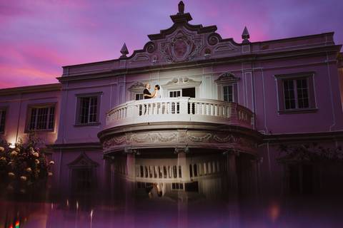 sesion de novios recien casados esposos al aire libre en puericultorio de lima fotografa de bodas en lima alejandra ramos fotografia novios en balcon fotos soñadas '