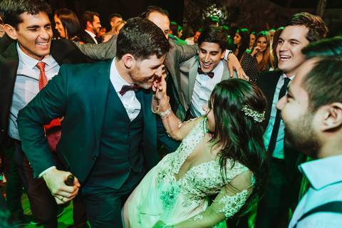 esposos ideales felices enamorados fiesta increible boda unica y soñada amor love enamorados celebrando su union fotografia de bodas en lima '