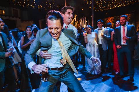 invitados especiales amigos bailando celebrando en la boda risas juegos de amigos felicidad party fiesta loca '
