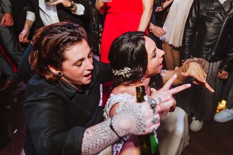 amigas bailando hasta el piso fiesta esposa y amiga bailando novia '