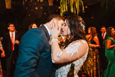 un gran beso de esposos novios por besarse mucho amor love el beso la mejor foto de boda '