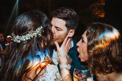 esposos besandose mujer celebra el beso '