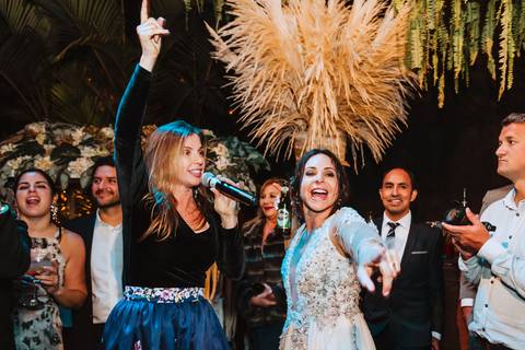 mujer cantando cantante fiesta party bodas ideales y diferentes felicidad absoluta noche soñada boda soñada y diferente fotografa de bodas alejandra ramos fotografia invitados especiales amigos'