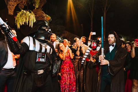 hora loca tematica star wars novio con sable esposo celebrando su boda novios ideales y diferentes fotografa de bodas '