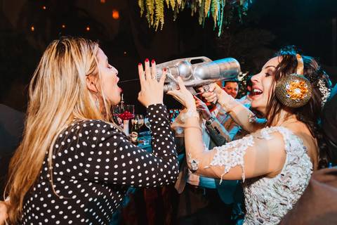 alcohol disparado por la novia amigas invitadas especiales cantante party fiesta boda loca '