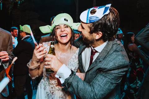 novia mojada en cerveza esposa feliz con invitado la mejor boda hora loca risas alegria fotografa de bodas en lima '