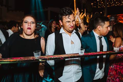 invitados especiales amigos bebiendo '