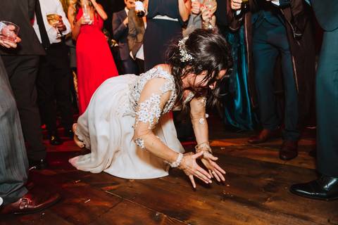 novia en el piso haciendo flexiones de brazos novia ideal esposa diferente esposos increibles las mejores fotos de bodas fotografa de bodas'