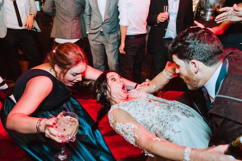 baile en el piso fiesta loca hora loca novia y cuñada cayendose diversion baile bodas unicas esposos diferentes e ideales wedding esposa cayendo'