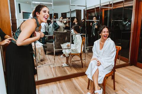 novia y amigas previa de la boda futura esposa feliz risas wedding lima fotografa de bodas momentos unicos novias diferentes'