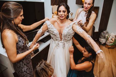getting ready previa de la novia con amigas bodas ideales bodas soñadas novias con estilo novia diferente fotografa de bodas en lima alejandra ramos amigas con la novia ayudano a ponerle el vestido'