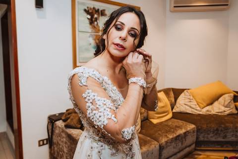 novia en la previa a su boda getting ready wedding bodas unicas novia con estilo y diferente '