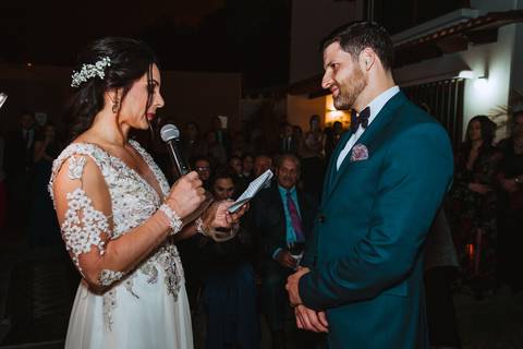 novia dando el si , si acepto futuros esposos novio feliz enamorados esposos fotografias de bodas fotografa de bodas en lima leyendo los votos '