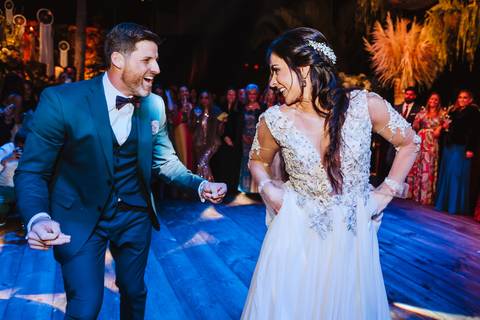 miradas de felicidad esposos primer baile first dance alegria risas complicidad epsosos unicos e ideales novio novia con estilo fotografia de bodas en lima '