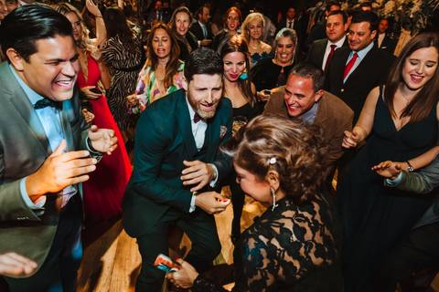 party epsoso con amigos novio bailando fiesta bodas wedding novio bailando '