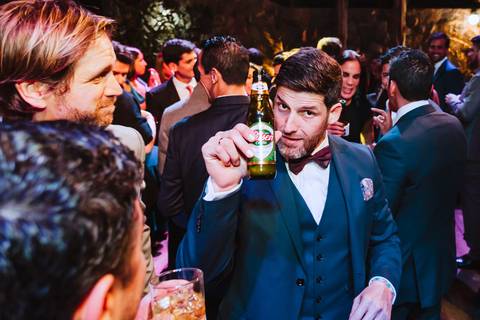 salud esposo brindando esposo con amigos pilsen celebracion '