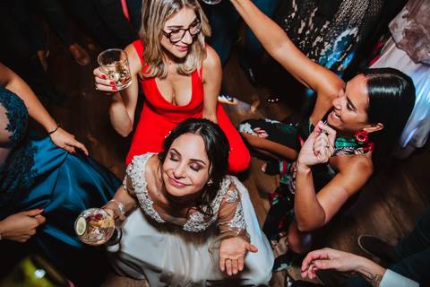 novia bailando hasta el piso esposa bailando con amigas felices alergres alegria fiesta en la boda party wedding party '