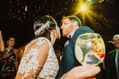 esposos bailando y celebrando su union fotografa de bodas en lima y argentina bodas soñadas y unicas '