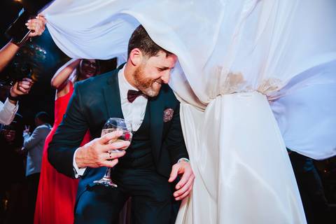 esposo bailando bajo el vestido de su esposa esposo feliz celebracion party fotografa de bodas alejandra ramos esoposo ideales '