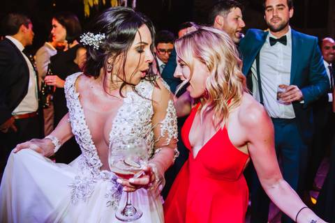 novia bailando con amiga esposa disfrutando de su fiesta con invitados risas alegria fotos de bodas fotografa de bodas dance '