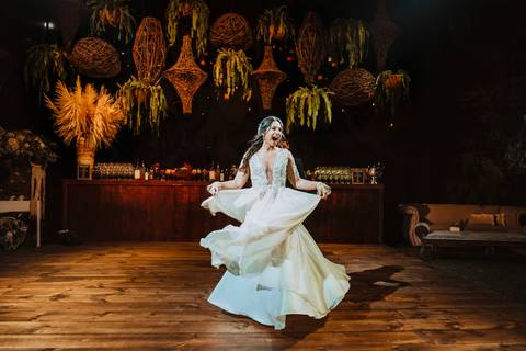 novia feliz novias ideales esposa feliz felicidad alegria amor love novia bailando dancing vestido al vuelo fotografa de bodas en lima alejandra ramos fotografia wedding potographer esposa bella '