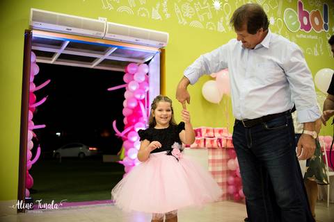 avó dançando com neta em seu aniversario de 5 anos'