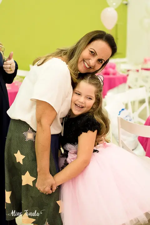 avó e neta se abraçando no aniversário de 5 anos'