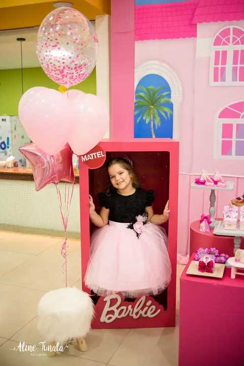 aniversário de 5 anos na caixa de boneca na sua festa tema casa da Barbie'