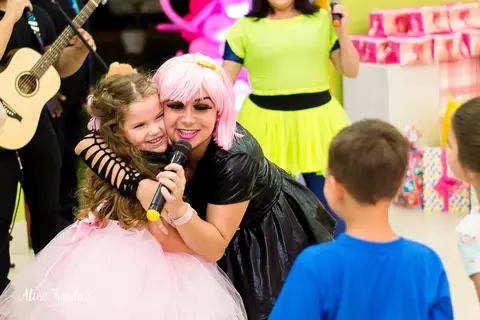 Tina da turma da tina abrançando a aniversariante de 5 anos'