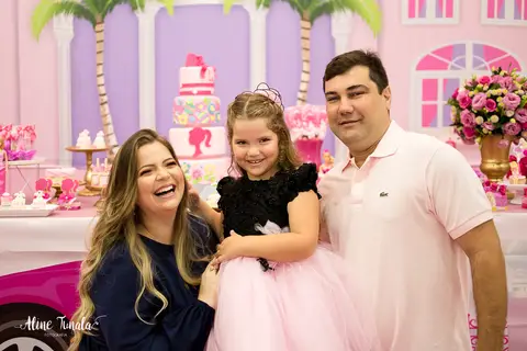 familia rindo na festa de 5 anos da helena tema barbie'