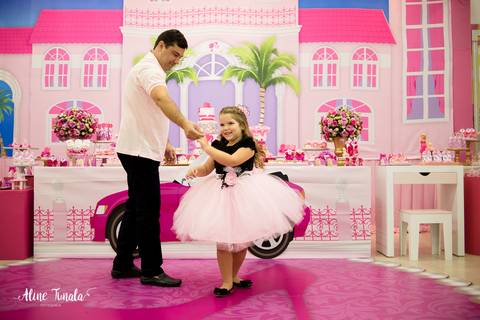 pai e filha dançando na festa de 5 anos da barbie'