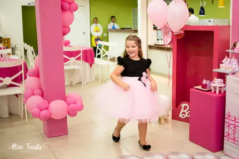 helena correndo na sua festa de 5 anos'