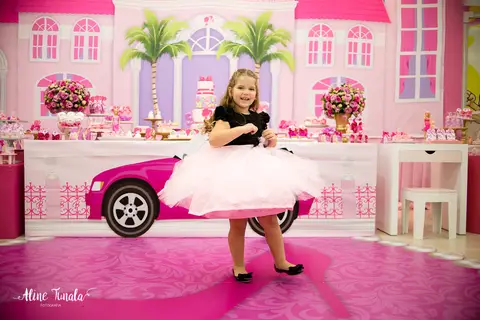 aniversariante rodando o vestido preto e rosa tema Barbie'