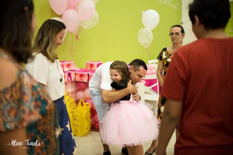 aniversariante de 5 anso recebendo convidados'