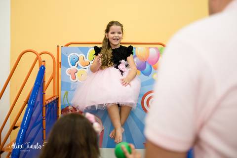 helena brincando de cair na piscina de bolinhas'