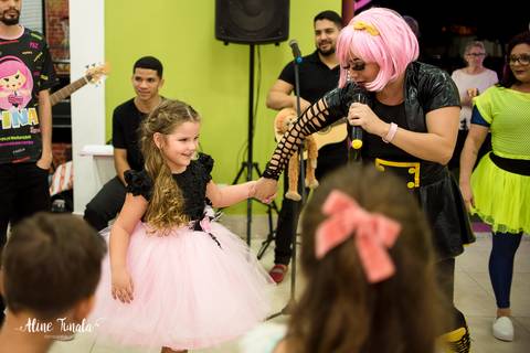 helena dançando com turma da tinha no seu aniversario de 5 anos no eba bom gosto'
