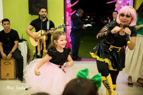 dançando com turma da tina na festa de 5 anos'
