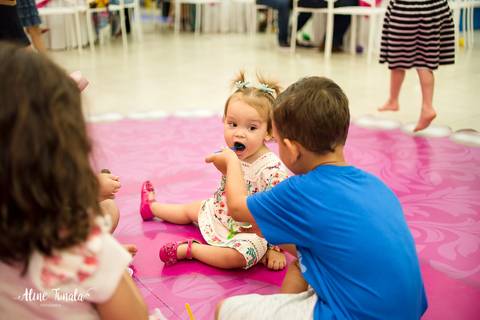 dando comida na boca da bebê no aniversario de 5 anos'