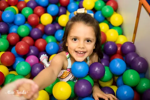 amiga da aniversariante na piscina de bolinhas'