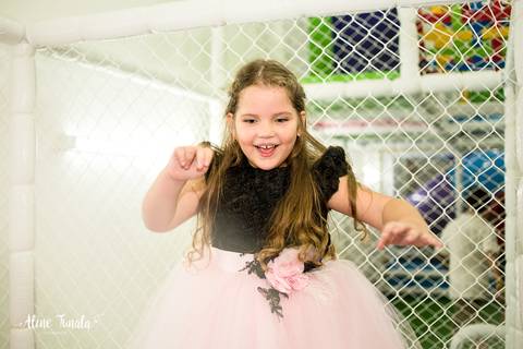 menina pula no pula pula no seu aniversario'