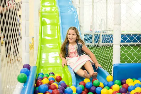 aniversariante escorregando na piscina de bolinhas no fim da festa'